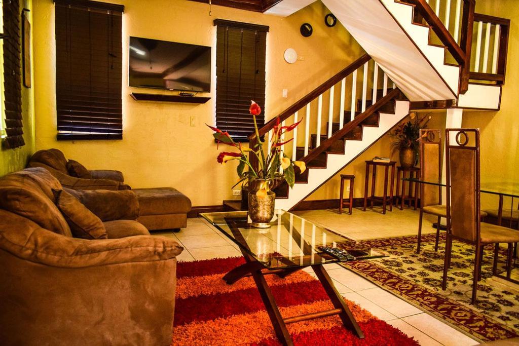 Brownstone Guesthouses ناسو المظهر الخارجي الصورة