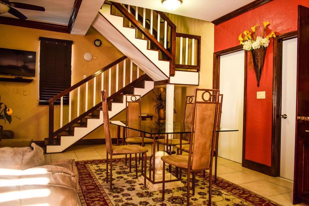 Brownstone Guesthouses ناسو المظهر الخارجي الصورة