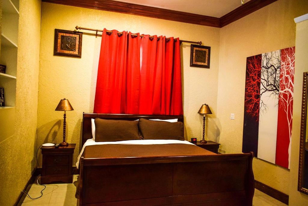 Brownstone Guesthouses ناسو المظهر الخارجي الصورة