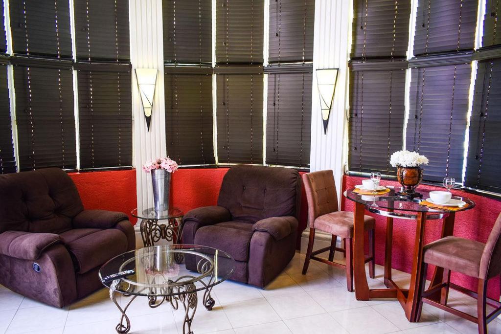 Brownstone Guesthouses ناسو المظهر الخارجي الصورة